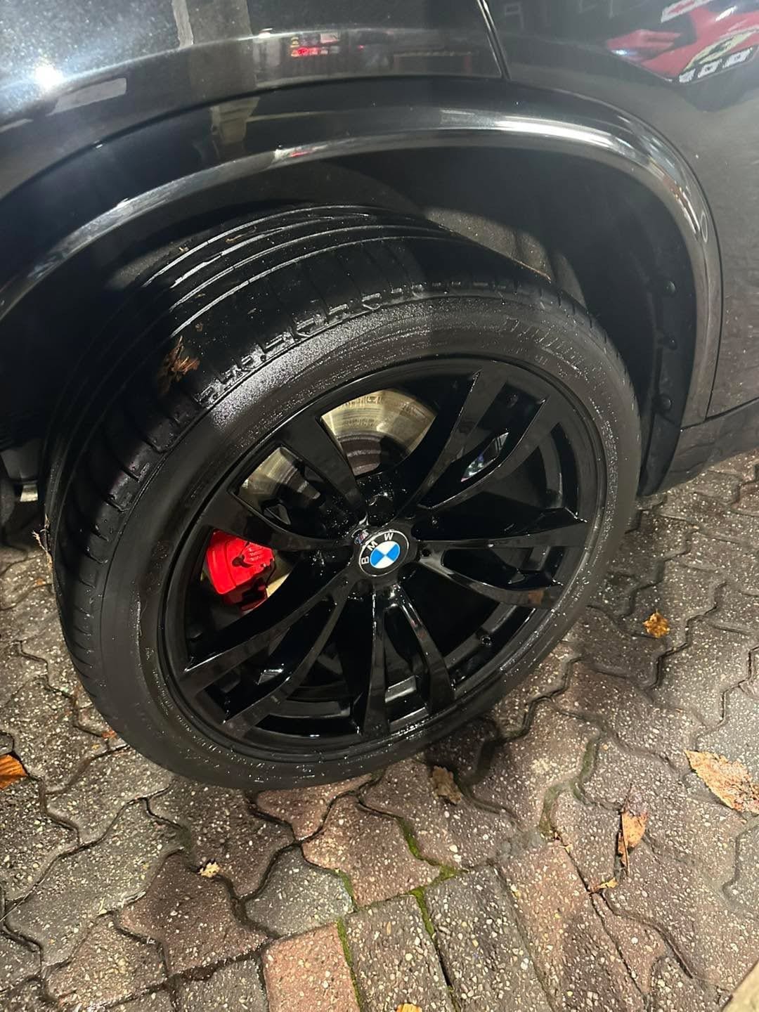 BMW X5 alloy wheel with fresh tyre shine